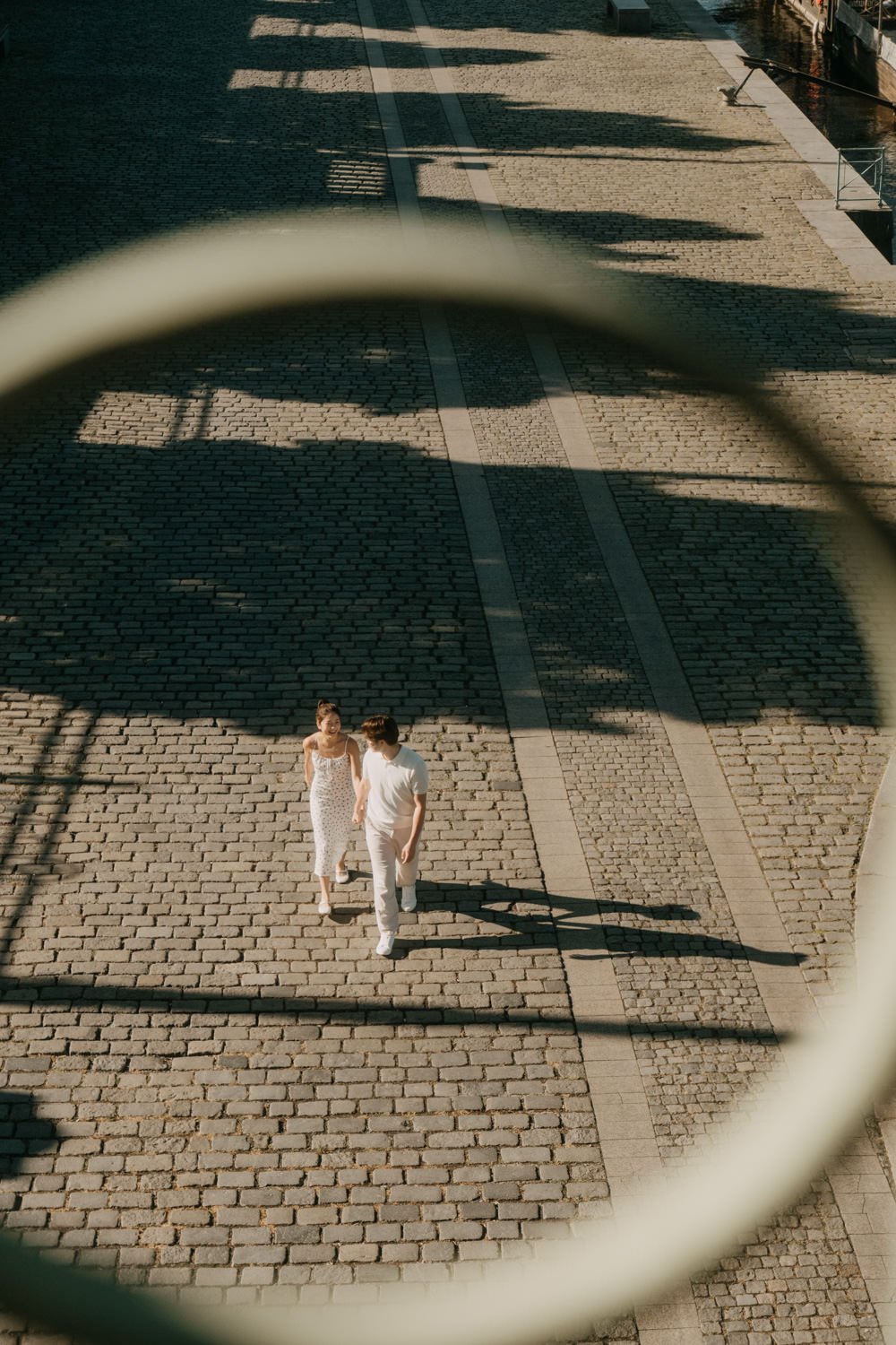 prague photographer, couple photosession at national theatre, best photographer in Prague, photoshoot at naplavka