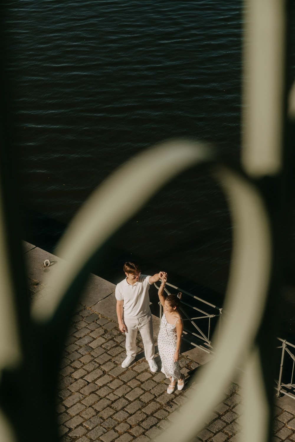 prague photographer, couple photosession at national theatre, best photographer in Prague, photoshoot at naplavka